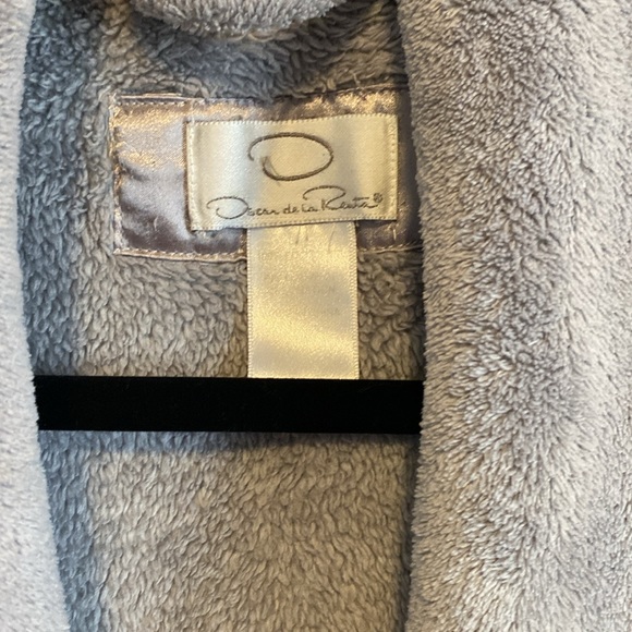 Oscar de la Renta bathrobe with beautiful trimming and belt. Size small. Gray. - Picture 4 of 12